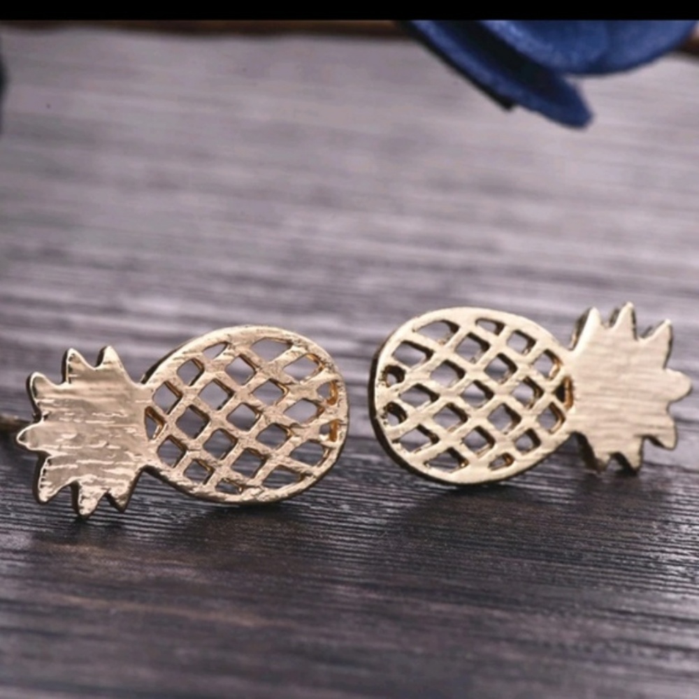 Pineapple studs in gold & silver!